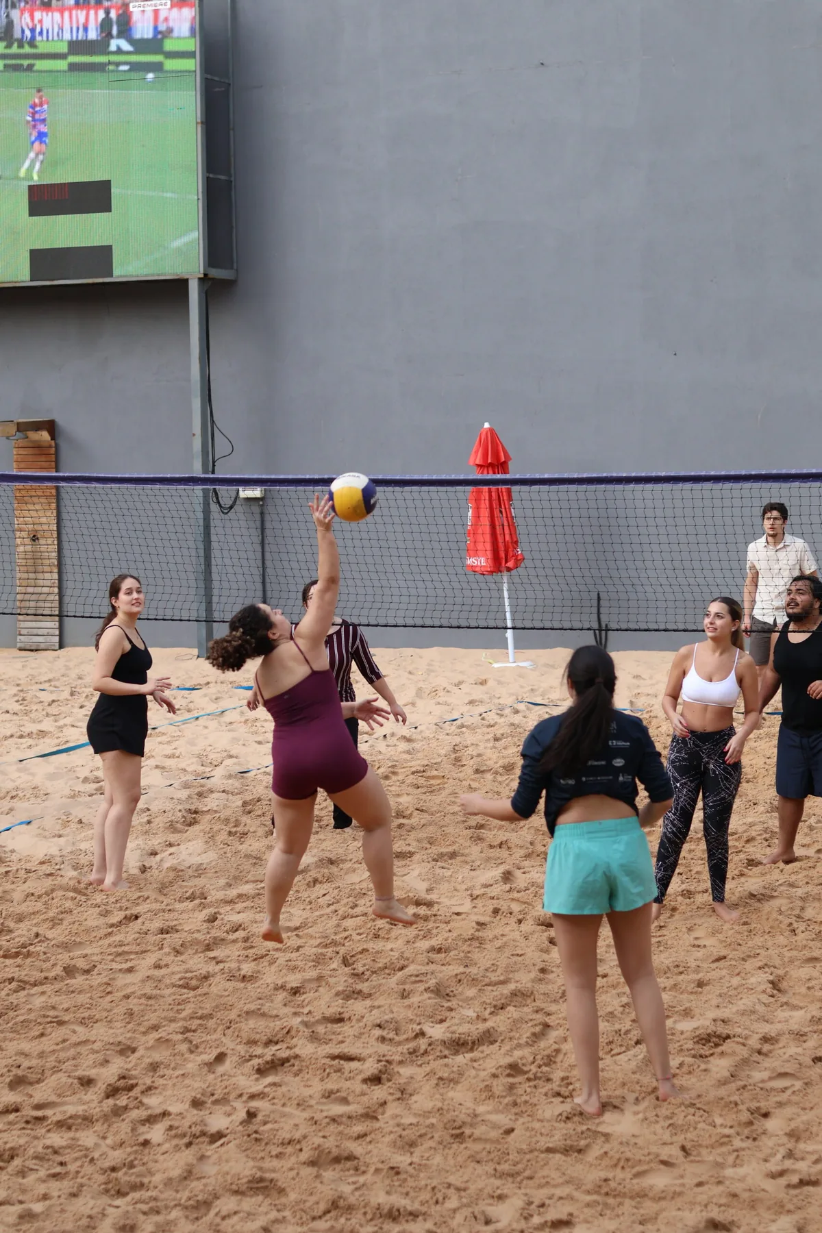 Pessoas jogando vôlei de areia no Venice Beach Club